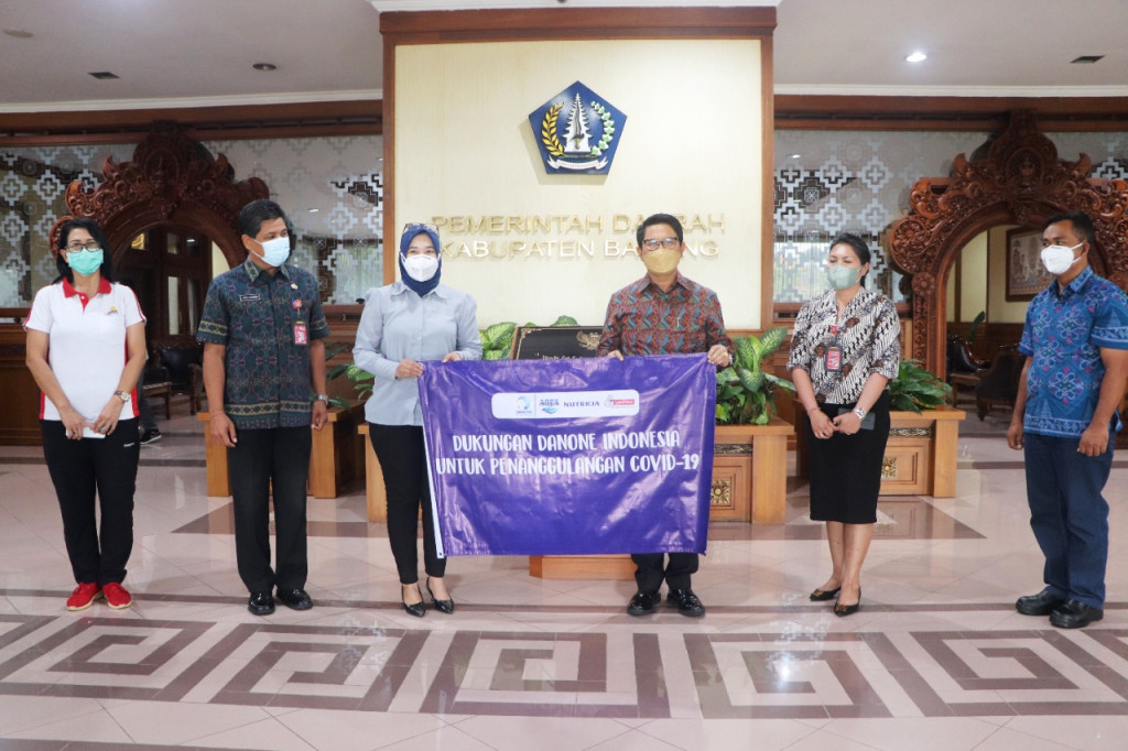 Sekda Adi Arnawa Terima Bantuan Beras dari  PT. Tirta investama Mambal